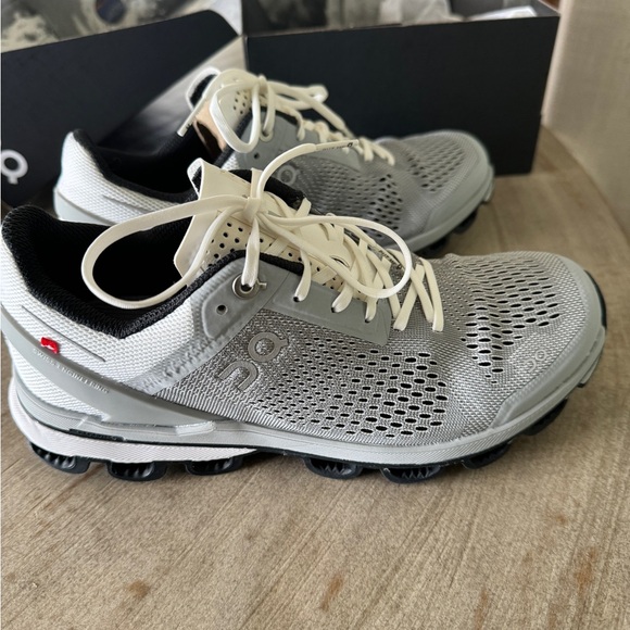 Brand NIB On Cloud Cloudsurfer Shoes - Picture 4 of 9